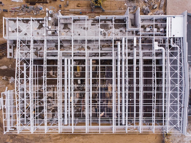 Воздушный полет над строительной площадкойКаркас зданияВид сверхуАэрофотосъемка