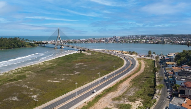 Riprese aeree di ilhéus, bahia con il nuovo ponte strallato ilhéus-pontal sullo sfondo.