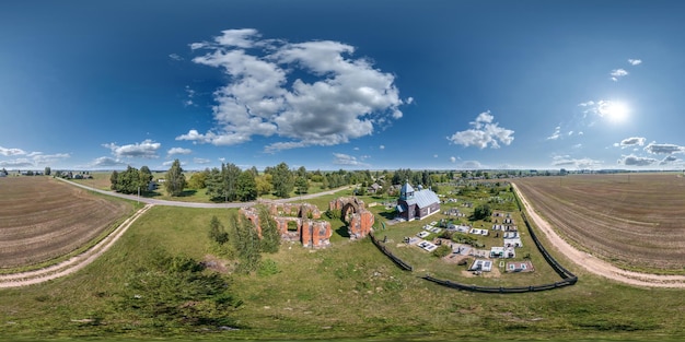 Foto aerial full seamless spherical hdri 360 panorama over verwoeste verlaten kerk met bogen zonder dak in gelijkhoekige projectie met zenith en nadir klaar voor vr virtual reality inhoud