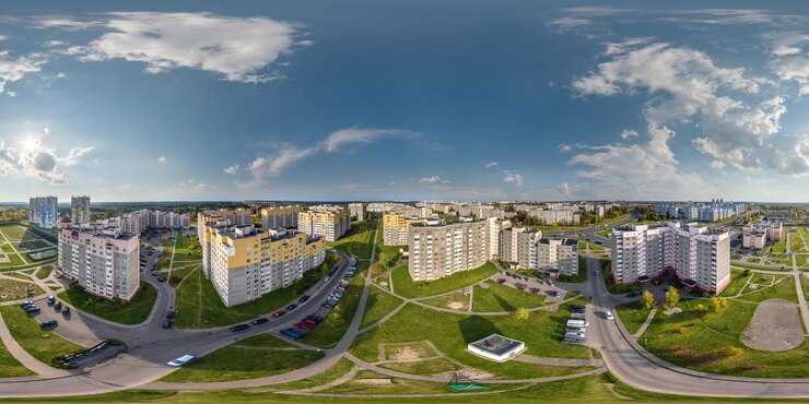 Воздушная полностью бесшовная сферическая панорама hdri 360 с большой высоты во дворе современного многоэтажного многоквартирного жилого комплекса городской застройки в равнопромежуточной проекции