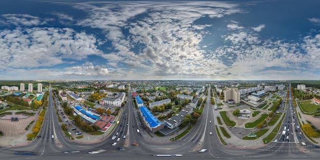 Воздушный полностью бесшовный сферический hdri 360 панорамный вид над дорожной развязкой с движением в городе с видом на жилой район высотных зданий в равнопрямоугольной проекции