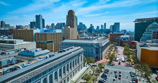 サンフランシスコのダウンタウンの高層ビルを遠くに望む政府庁舎の空撮