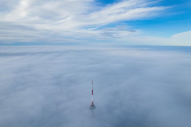 Foto aerial herfst prachtige ochtend mist uitzicht op vilnius tv-toren litouwen