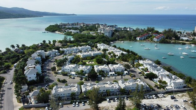 Photo aerial of hotels on a beach covered with greenery against a turquoise sea in montego bay jamaica