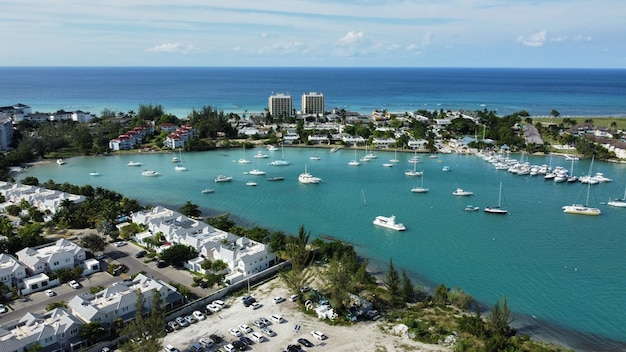 Photo aerial of hotels on a beach covered with greenery against a turquoise sea in montego bay jamaica