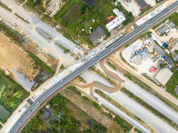 写真 アスファルト加工中の道路建設機械の空中画像アスファルト舗装ローラー