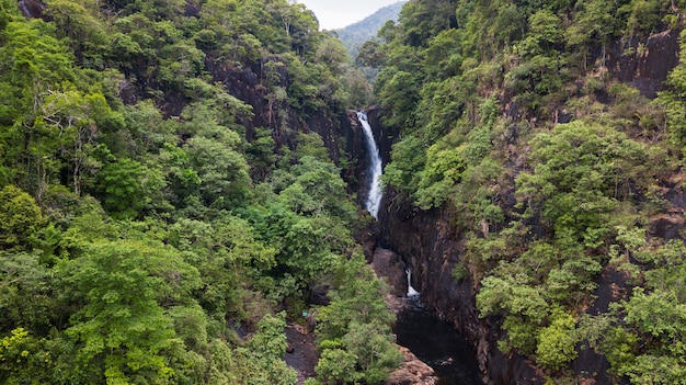 Photo aerial of klong plu waterfall, koh chang island