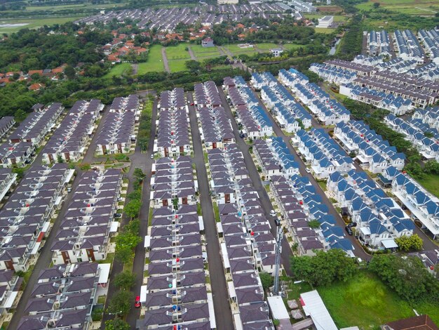 Photo aerial landscape of typical indonesian homestay neighborhood in suvarna sutera for the upper middle