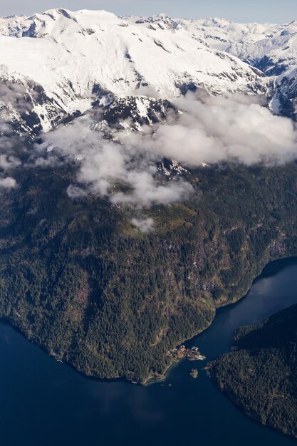 カナダの山々の空中風景ビュー自然の背景