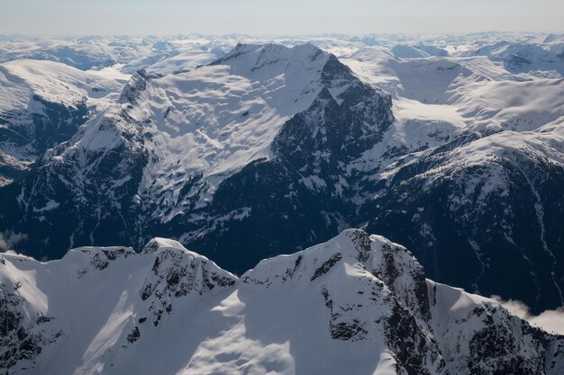 カナダの山々の空中風景ビュー自然の背景