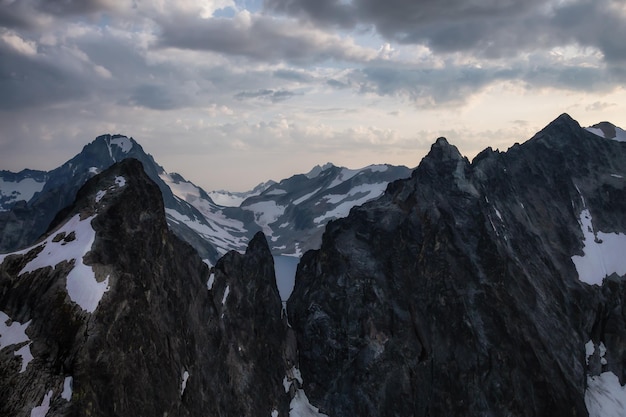 험준한 산봉우리로 둘러싸인 실버 레이크의 공중 풍경