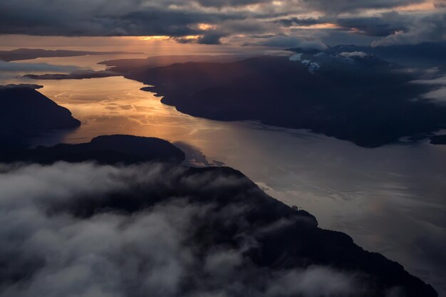 鮮やかな夕焼けのサンシャインコーストの空中風景