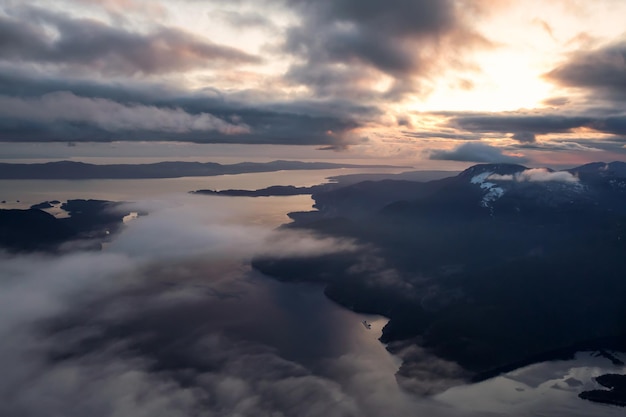 鮮やかな夕焼けのサンシャインコーストの空中風景