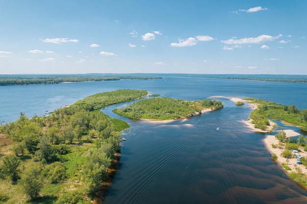 Vista aerea del paesaggio sul fiume volga con isole e foresta verde pittoresca vista panoramica dall'alto sulla parte turistica del fiume volga vicino alla città di samara in una giornata di sole estivo