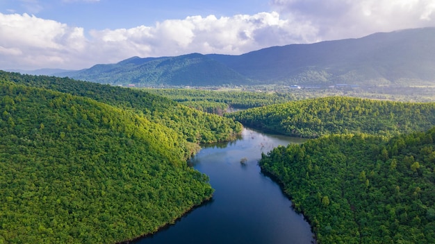 Paesaggio aereo con verdi colline, fiume e foresta