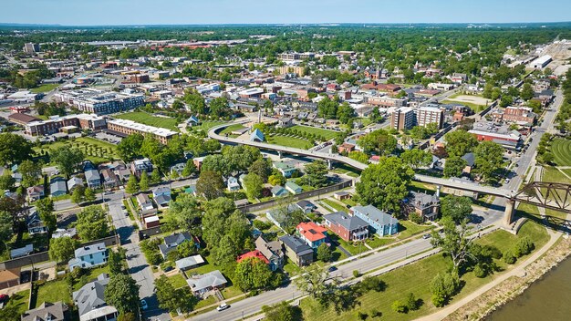 Воздушные дороги с низким трафиком Антенна в центре города Луисвилл, Кентукки