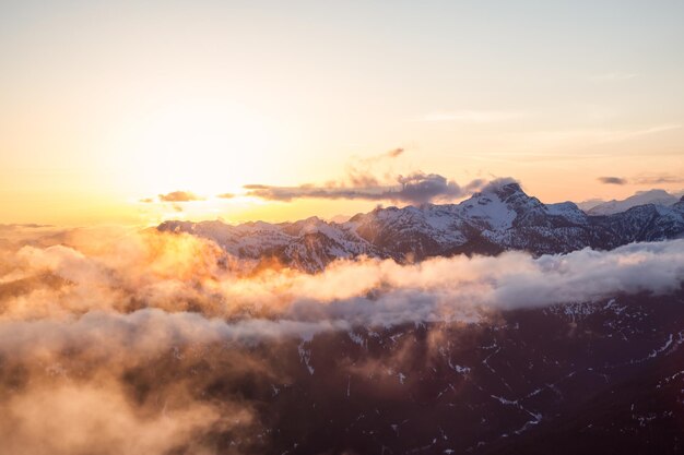 空中山の風景カナダの自然の背景