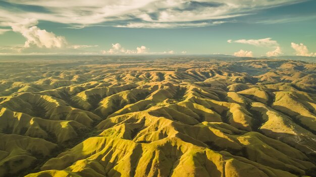 Panorama aereo verde colline. drone shot. indonesia