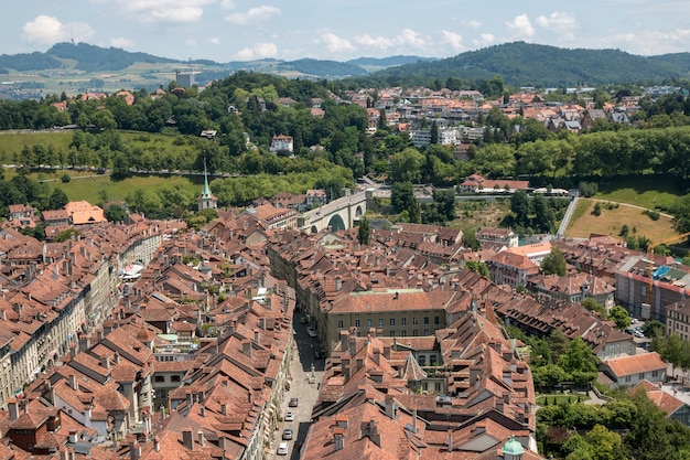 スイスのベルンミンスターからの歴史的なベルン市内中心部の空中パノラマ。夏の風景、晴れた日、青い空