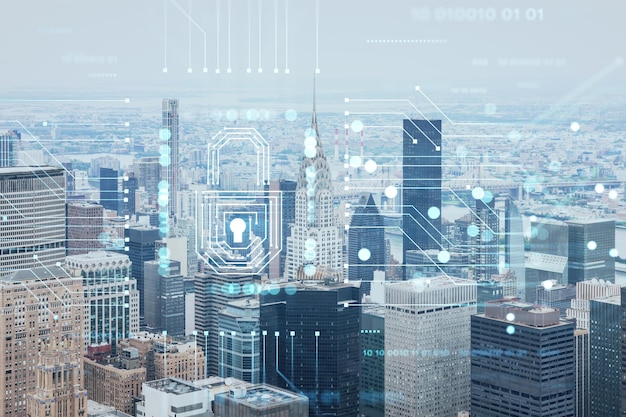 Панорамный вид с воздуха на Верхний Манхэттен, реку Ист-Сайд и Бруклин на горизонте, Нью-Йорк, США. Концепция кибербезопасности для защиты конфиденциальной информации. Голограмма замка.