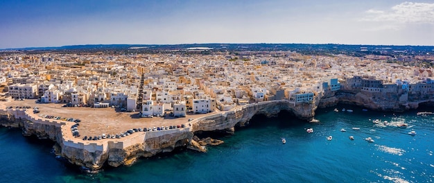 유럽 바리(Bari) 시 근처 이탈리아 풀리아(Puglia) 지역의 폴리냐노(Polignano) 마레(Mare) 마을의 탁 트인 공중 도시 풍경. 아드리아 해의 멋진 경치를 볼 수 있습니다. 여행 개념 배경입니다.