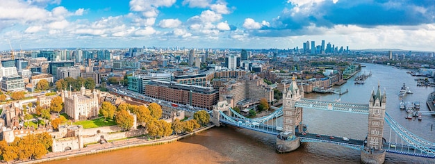 ロンドンタワーブリッジとテムズ川、イギリス、イギリスの空中パノラマ都市景観ビュー。ロンドンの美しいタワーブリッジ。