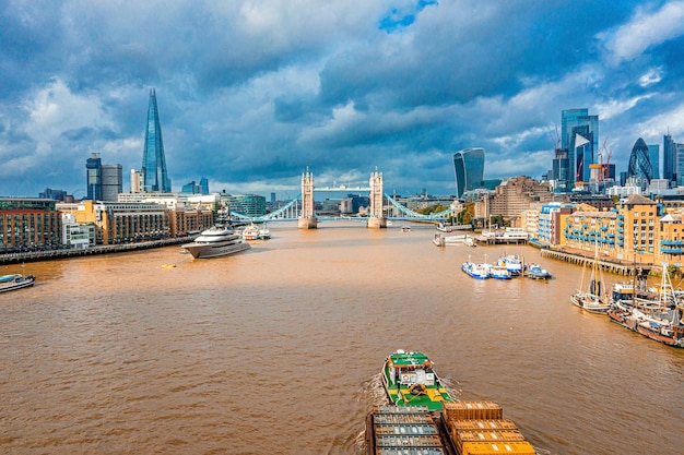 ロンドンタワーブリッジとテムズ川、イギリス、イギリスの空中パノラマ都市景観ビュー。ロンドンの美しいタワーブリッジ。