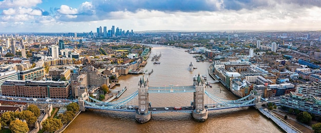 Панорамный вид с воздуха на лондонский тауэрский мост