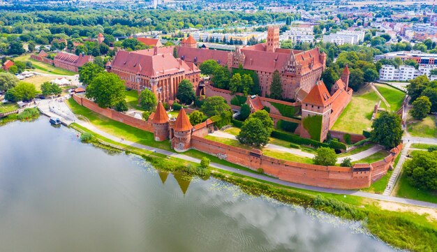 Фото Панорамный вид с воздуха дворец великого мастера замка высшего тевтонского ордена малборк польша