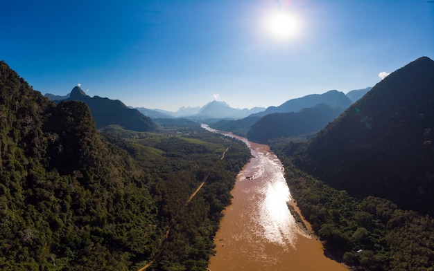 Панорамный вид на реку Нам Оу Нонг Кьяу Муанг Нгой Лаос,