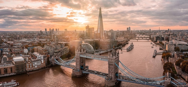 ロンドンタワーブリッジとテムズ川、イギリス、イギリスの空中パノラマサンセットビュー。ロンドンの美しいタワーブリッジ。