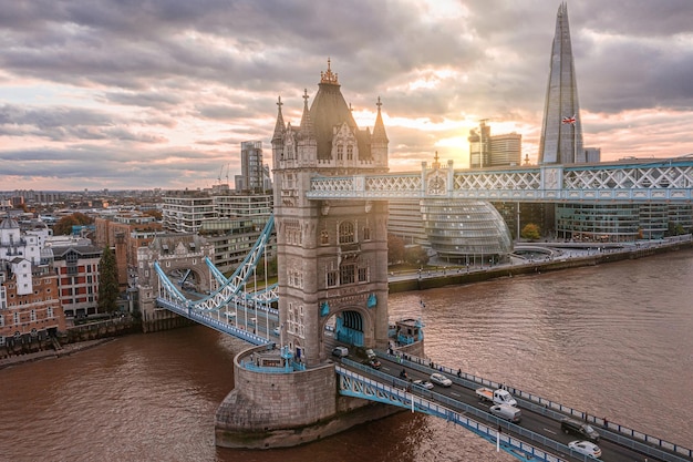 ロンドンタワーブリッジとテムズ川、イギリス、イギリスの空中パノラマサンセットビュー。ロンドンの美しいタワーブリッジ。