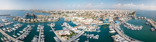 Панорамный вид с воздуха на красивую пристань для яхт в Лимассоле Cypru