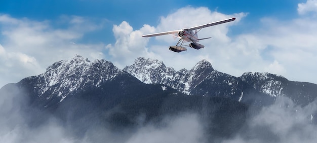 수상 비행기 비행과 캐나다 록키 산맥 풍경의 공중 파노라마 보기