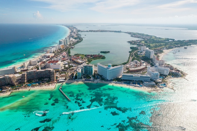 Vista panoramica aerea della spiaggia di cancun e della zona alberghiera della città nel paesaggio della costa caraibica del messico