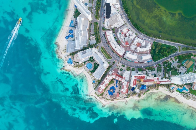 メキシコのカリブ海沿岸の風景のカンクンビーチとシティホテルゾーンの空中パノラマビュー