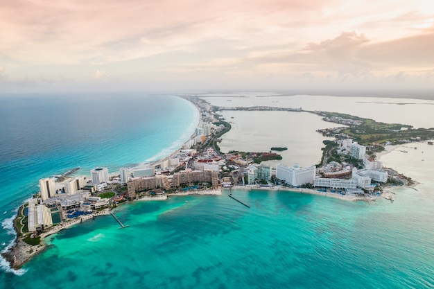 Vista panoramica aerea della spiaggia di cancun e della zona alberghiera nel paesaggio della costa caraibica del messico del messico
