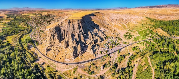 Photo aerial panoramic view of a cappadocia scenic landscape and new asphalt road car trip and transportation during travel in turkey
