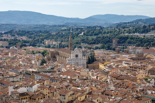 Foto vista panoramica aerea della città di firenze dalla cupola del duomo di firenze (cattedrale di santa maria del fiore)