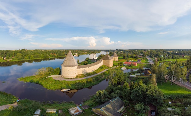 Панорамный вид с воздуха на знаменитую средневековую крепость в Старой Ладоге на закате Древний русский исторический форт на реке Волхов в солнечный летний день Европа Россия Ленинградская область Санкт-Петербург