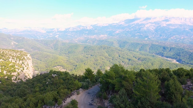 드론 여행에서 산속의 녹색 초목까지 공중 파노라마 보기