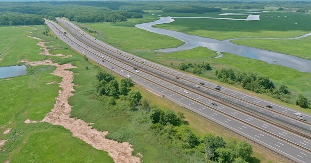 Vista panoramica aerea nel trasporto autostradale con auto e camion che corrono lungo un'autostrada ad alta velocità