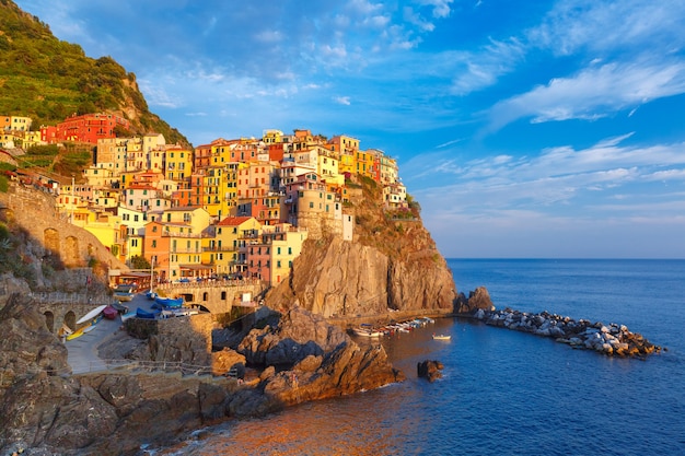 Vista panoramica aerea del villaggio di pescatori di manarola in cinque terre, parco nazionale delle cinque terre in serata, liguria, italia.