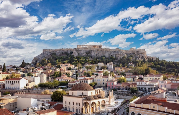 Панорамный вид с воздуха на площадь Монастираки и Акрополь в Афинах, Греция