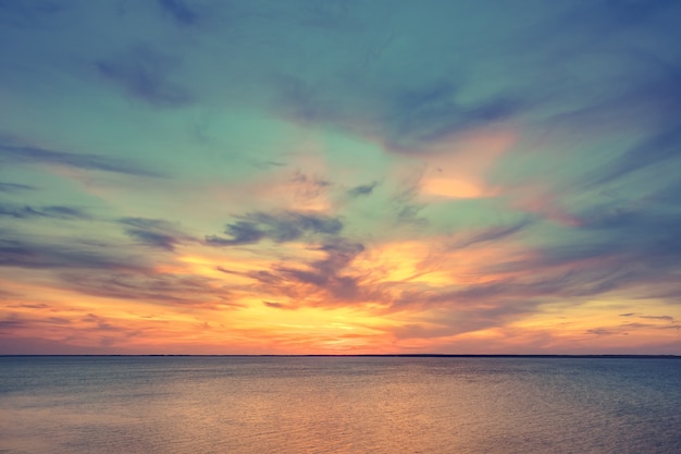 写真 海に沈む夕日の空中パノラマビュー