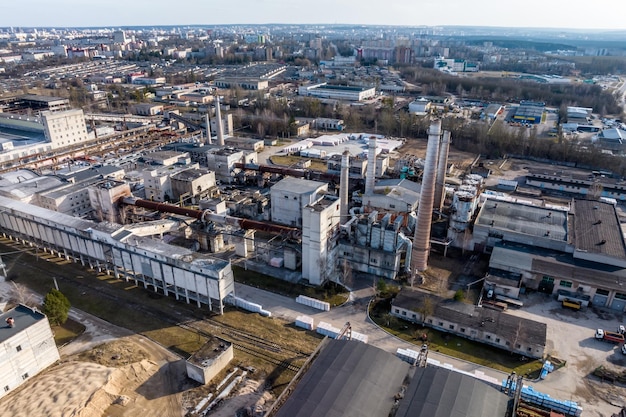 Панорамный вид с воздуха на трубы как на старый заброшенный завод