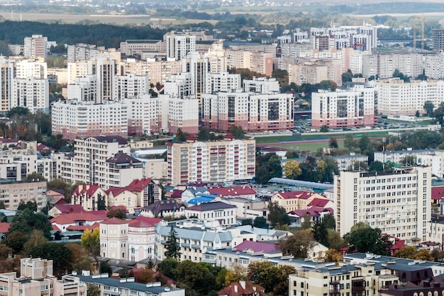 Панорамный вид с воздуха на жилой район высотных зданий