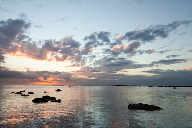 海に沈む夕日の空中パノラマビュー。