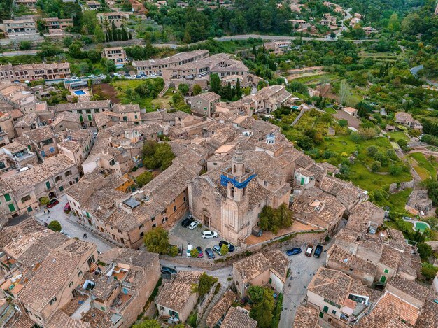 Foto vista panoramica aerea del villaggio di valdemossa a maiorka