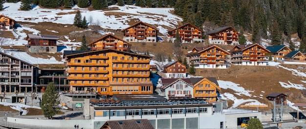 スイスのスキーリゾートのベルビエの空中パノラマ景色